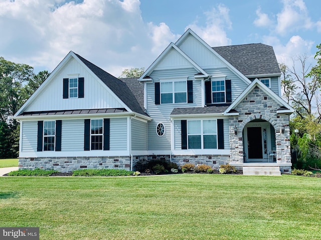 craftsman-style house featuring a front yard