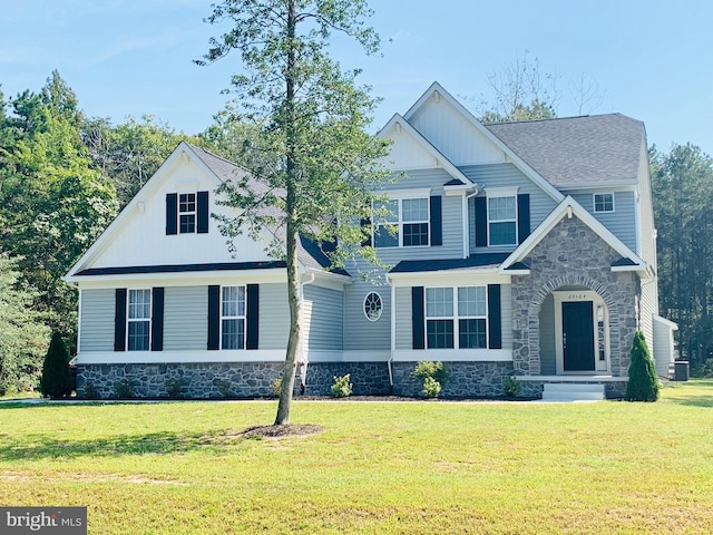 view of front of property featuring cooling unit and a front yard