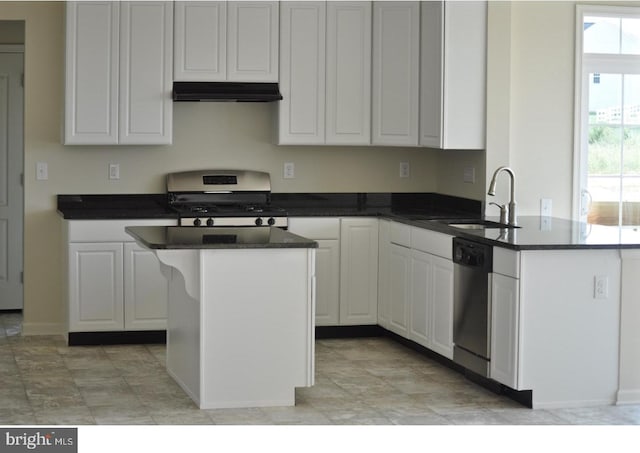 kitchen with a center island, sink, stainless steel appliances, kitchen peninsula, and white cabinets