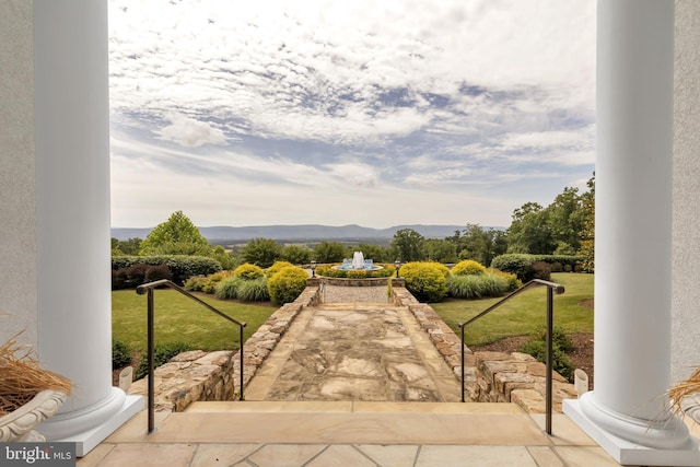 view of yard featuring a mountain view