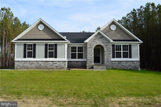 view of front facade featuring a front lawn