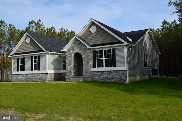 view of front of house featuring a front lawn