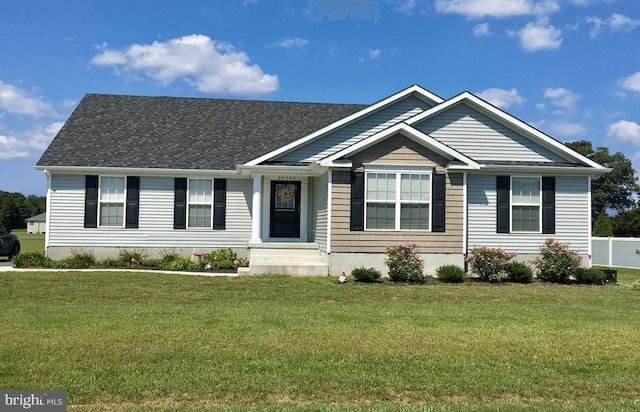 view of front of property featuring a front lawn