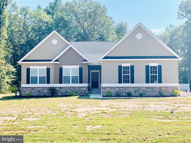 view of front of property featuring a front yard