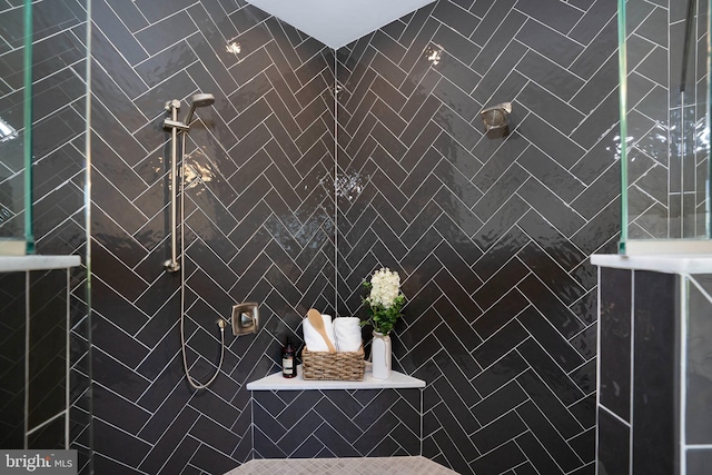 bathroom featuring a tile shower