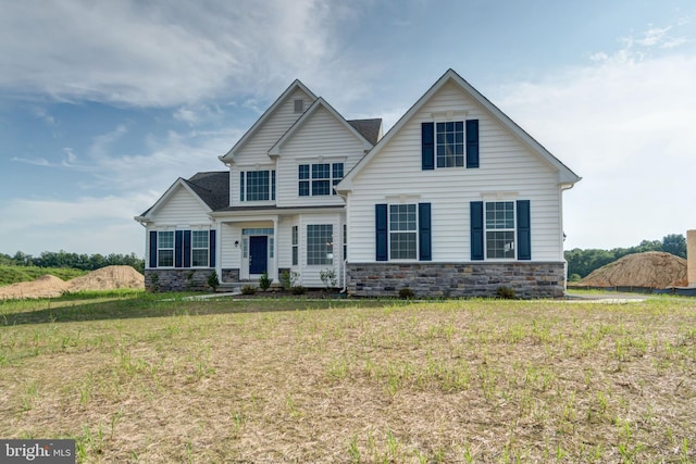 view of front of property featuring a front yard