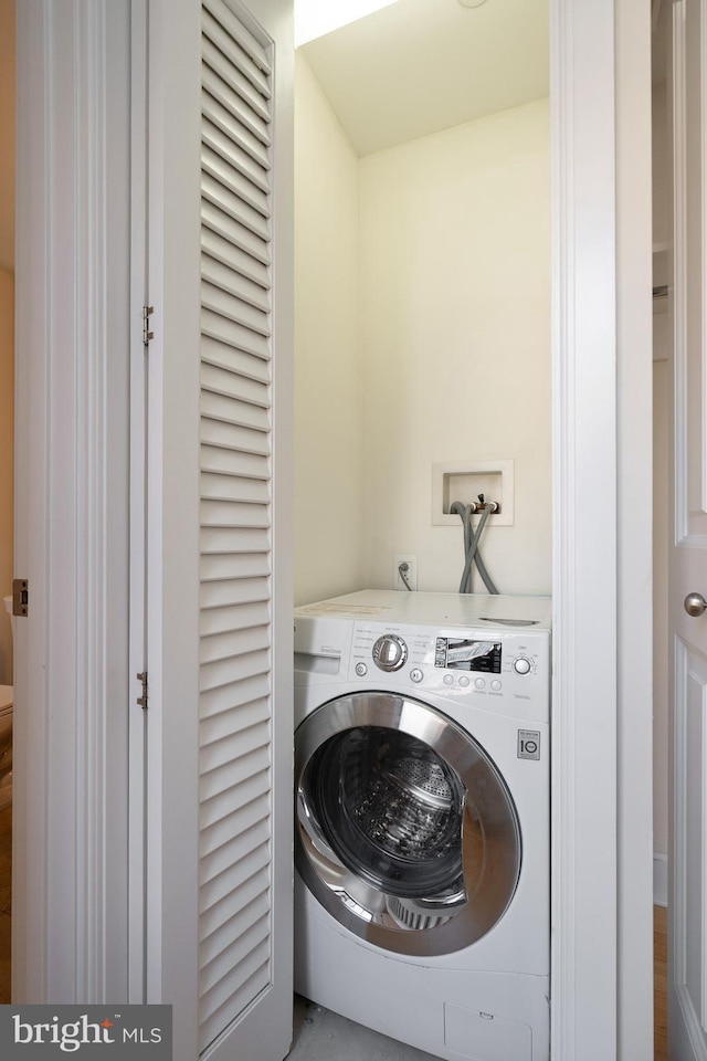 washroom with washer / clothes dryer