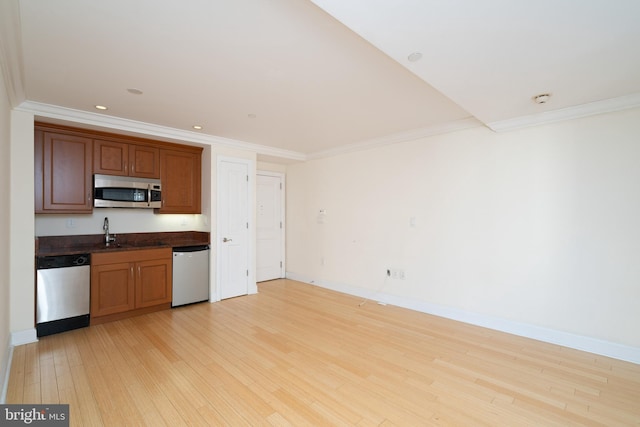 kitchen featuring crown molding, light hardwood / wood-style floors, sink, and stainless steel appliances