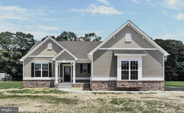 craftsman inspired home featuring a front lawn