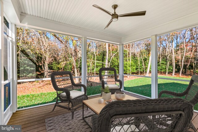 sunroom with ceiling fan