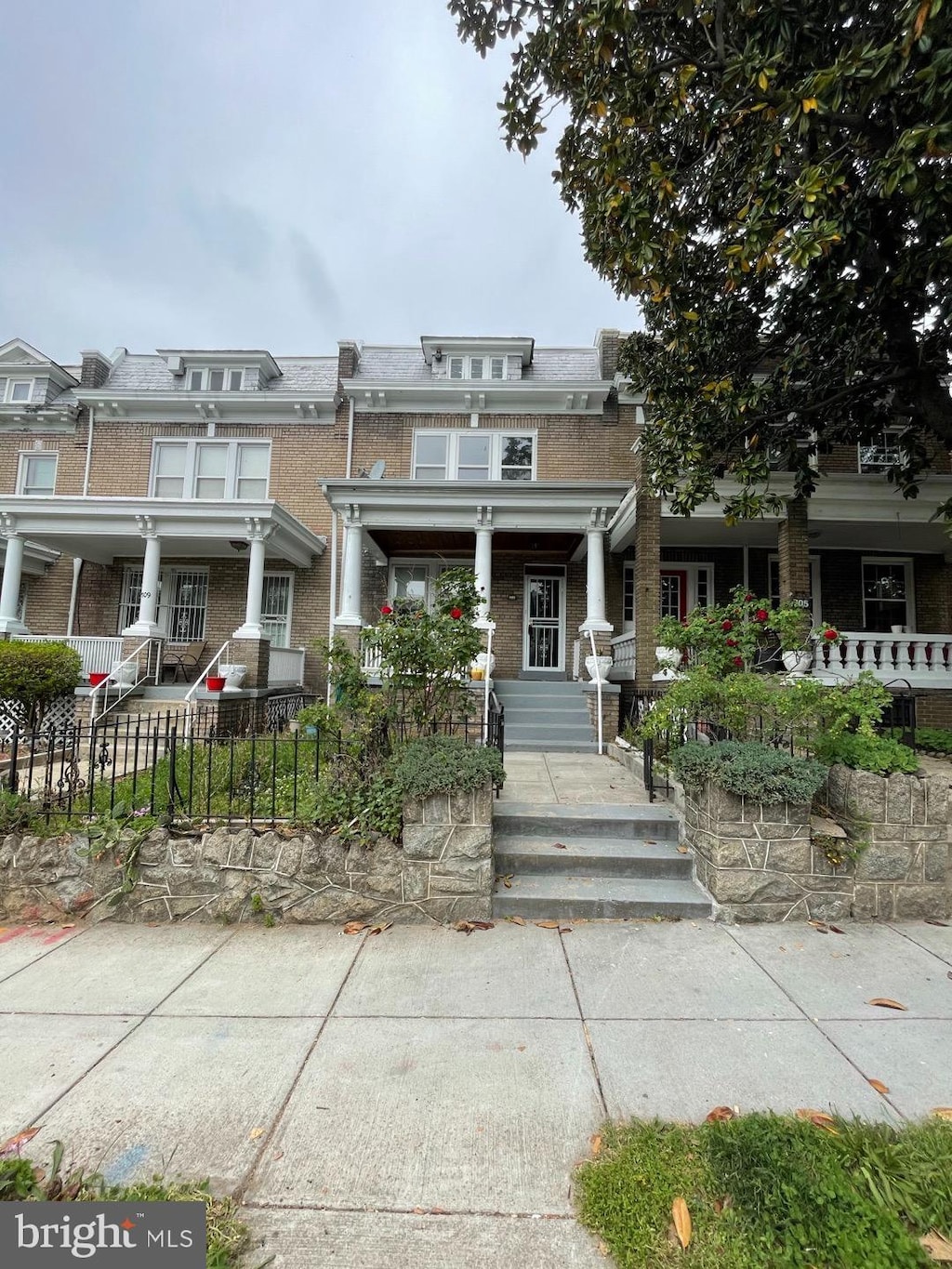 view of front facade featuring a porch