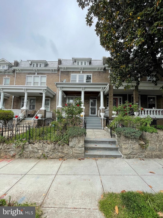 view of front facade featuring a porch