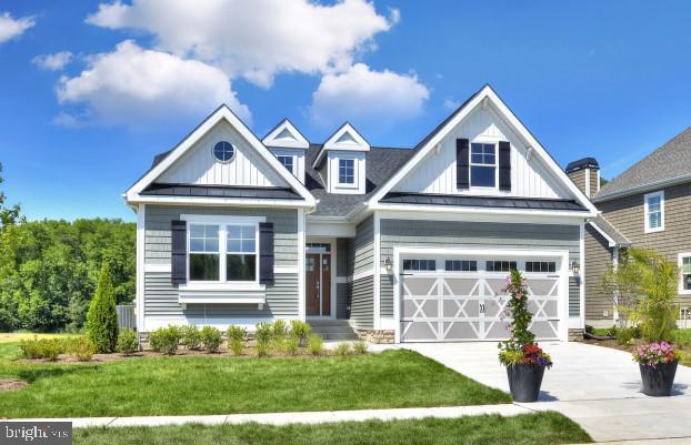 craftsman-style house featuring a front lawn and a garage