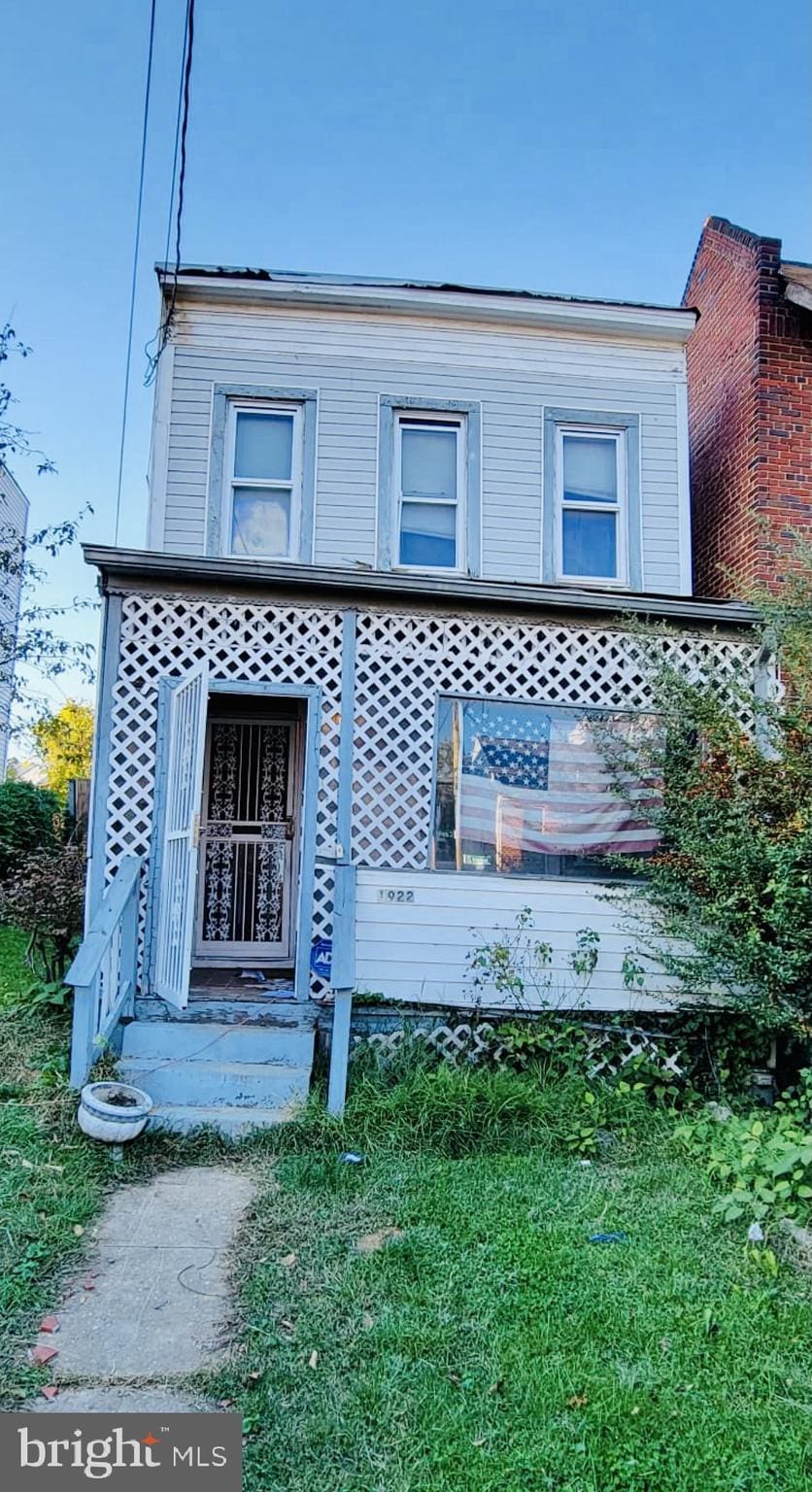 view of front of property with a front yard