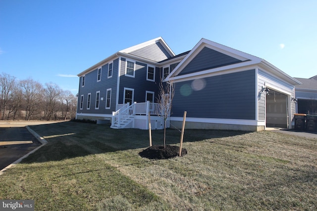 view of front of house featuring a front lawn