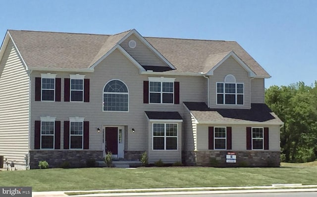 view of front facade featuring a front lawn