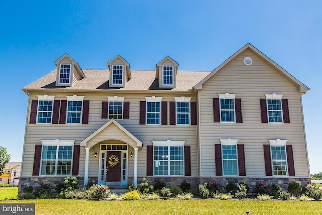 view of front facade featuring a front lawn