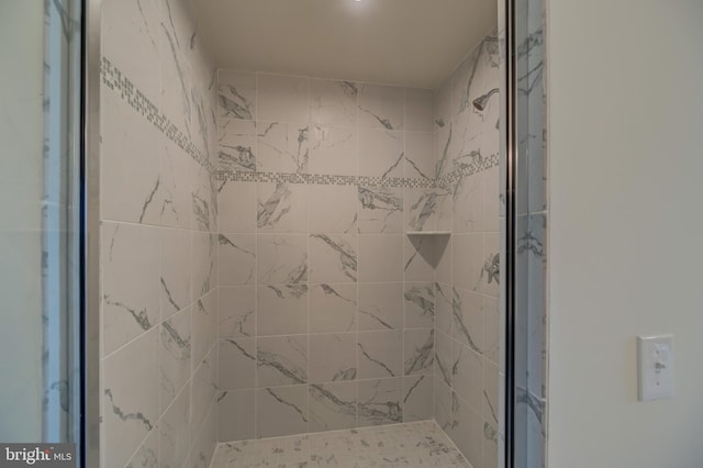 bathroom featuring tiled shower