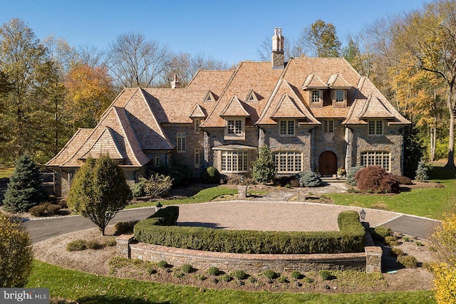 view of front facade with a front lawn