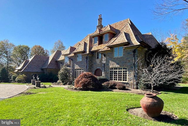 view of front of home featuring a front yard