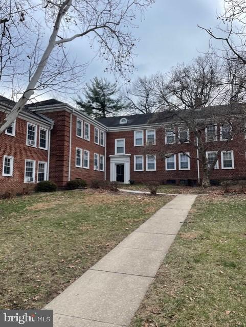 townhome / multi-family property featuring a front yard