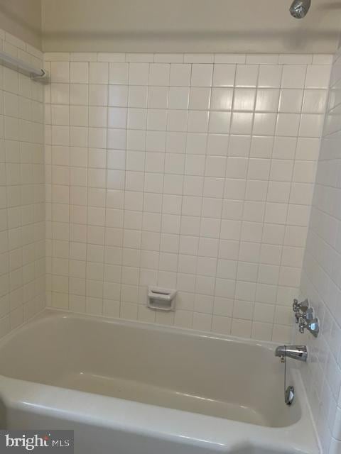 bathroom with tiled shower / bath combo