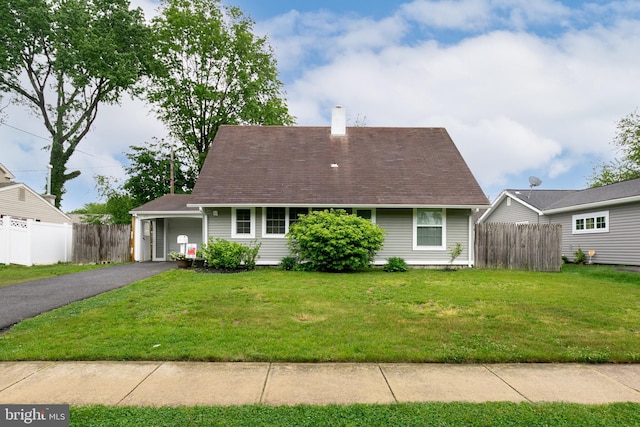 view of front of home featuring a front lawn