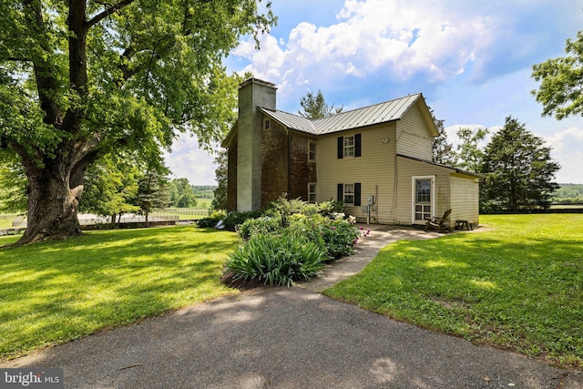 view of front of home featuring a front yard