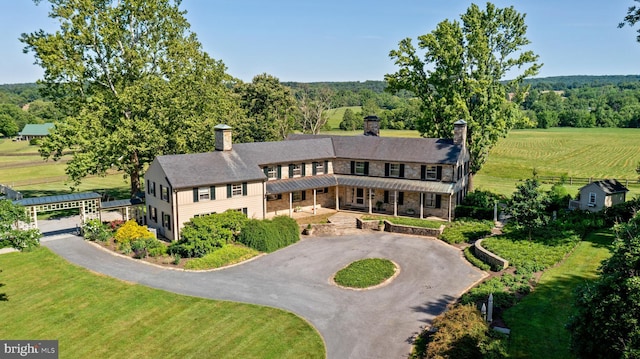 view of front of property featuring a front yard