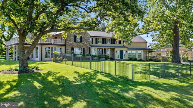 view of front of property featuring a front yard