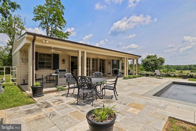 view of terrace with ceiling fan and grilling area