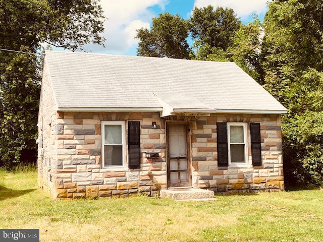 view of front facade with a front yard