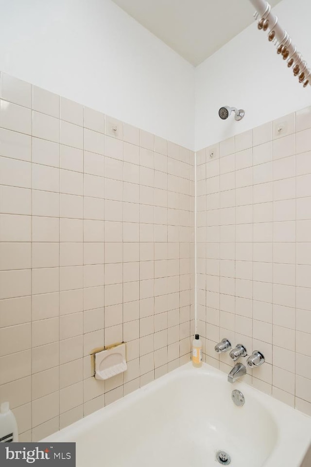 bathroom with tiled shower / bath combo