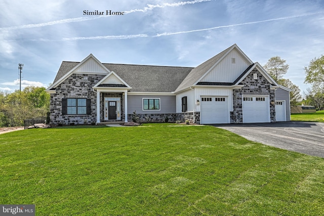 craftsman house featuring a front lawn and a garage