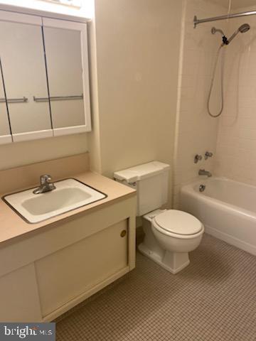 full bathroom with toilet, vanity, and washtub / shower combination