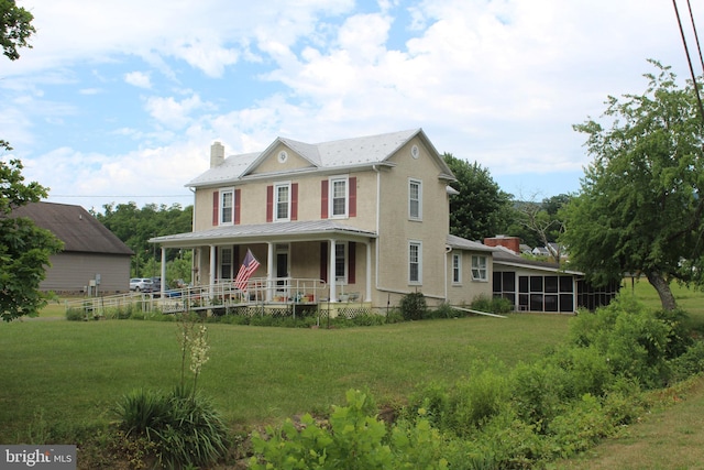 view of front facade featuring a front yard and covered porch