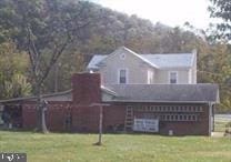 view of front of house with a front lawn