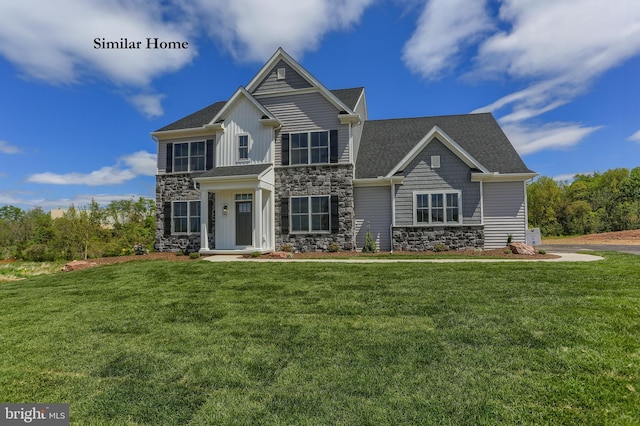 craftsman inspired home featuring a front lawn