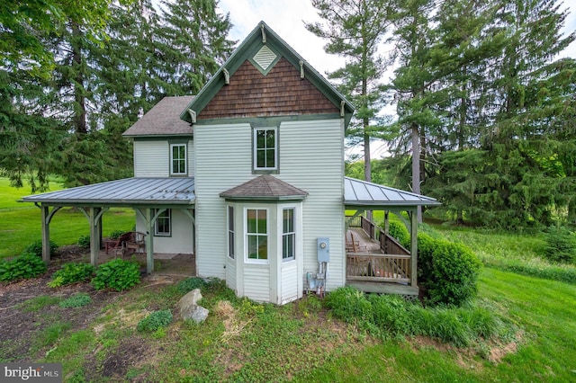 rear view of house featuring a lawn