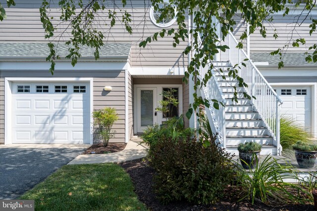 view of front facade featuring a garage