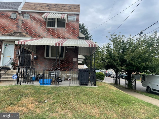 view of front of house featuring a front lawn