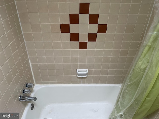 bathroom featuring shower / tub combo with curtain