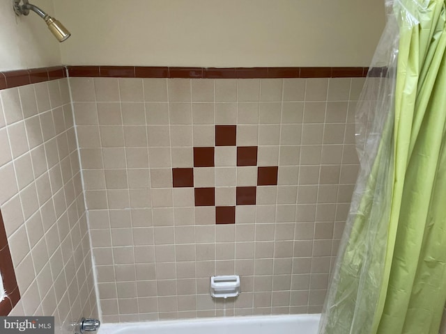 bathroom with shower / tub combo with curtain