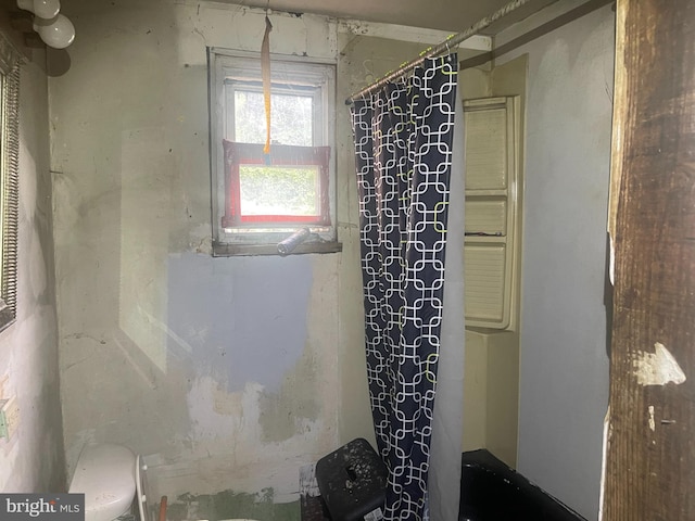 bathroom featuring curtained shower