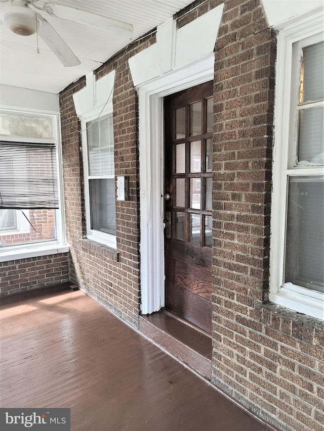 property entrance featuring ceiling fan