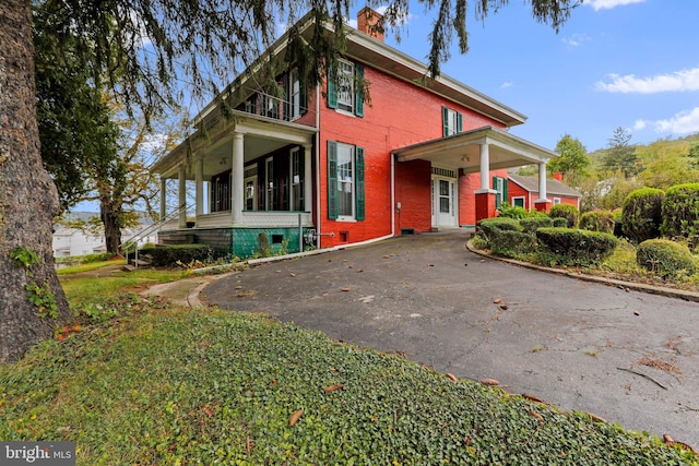 view of front of property featuring covered porch