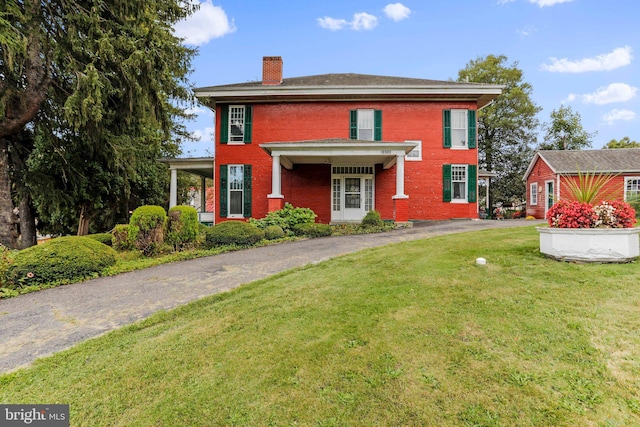 view of front of house with a front lawn