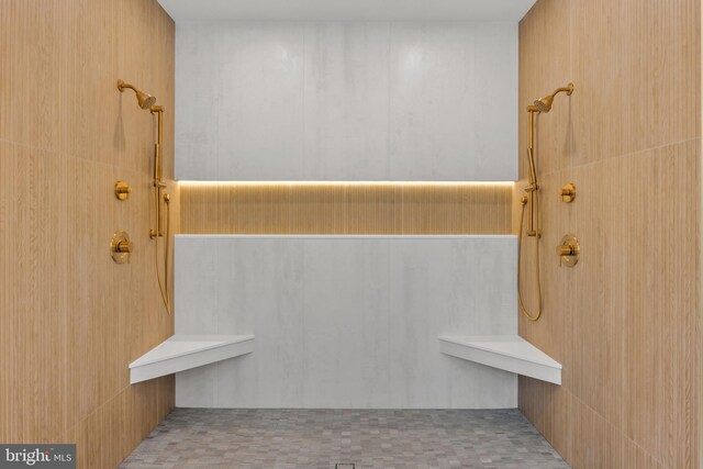 bathroom featuring a tile shower