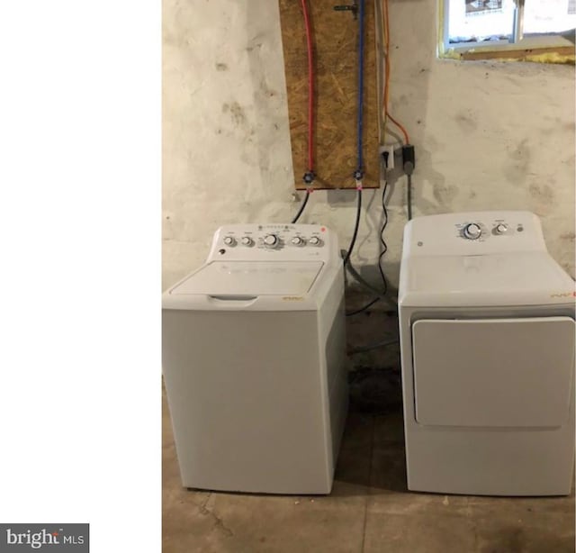 washroom with electric dryer hookup, separate washer and dryer, and washer hookup