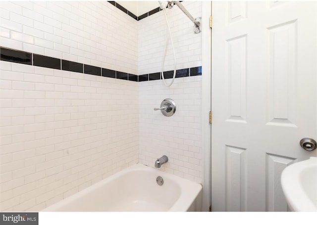 bathroom with tiled shower / bath